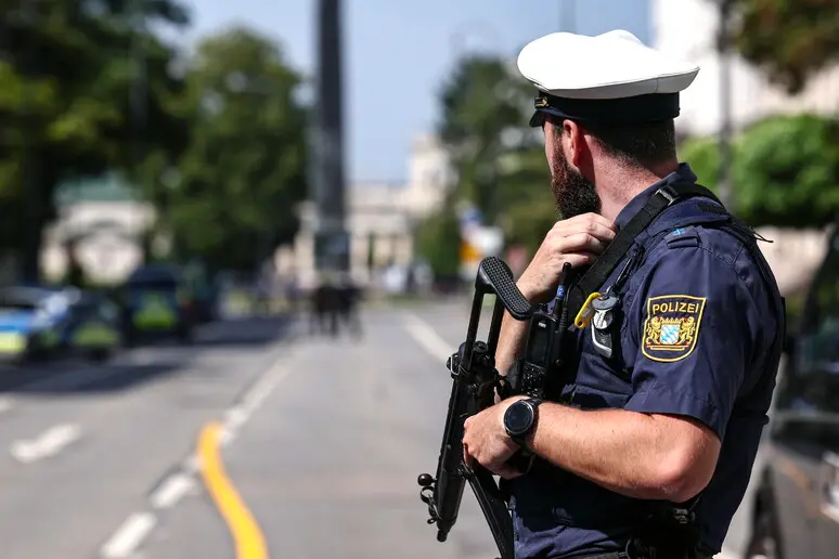 Polizia in azione a Monaco (foto Ansa)
