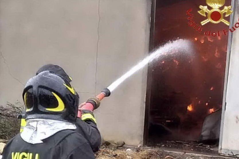 Incendio danneggia un capannone agricolo nelle campagne di Neoneli