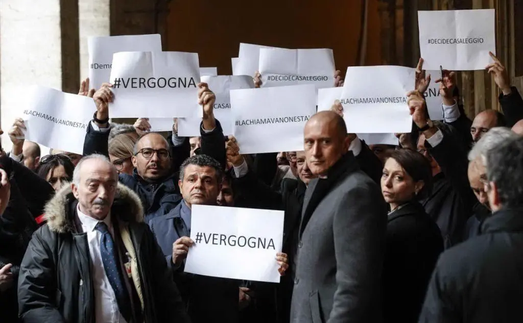 Protesta dei senatori Pd dopo il voto contrario all'autorizzazione a procedere nei confronti di Salvini (Ansa)