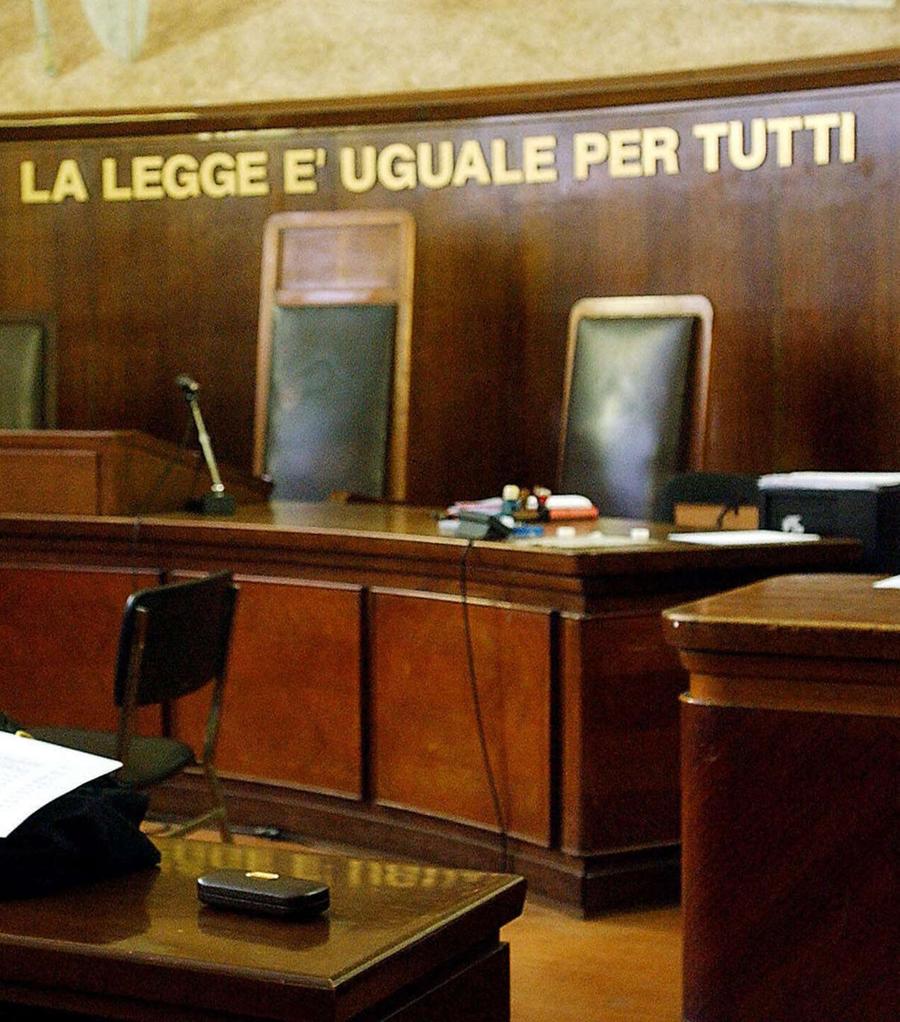 Petardi in piazza poi la lite a colpi di mazza da baseball