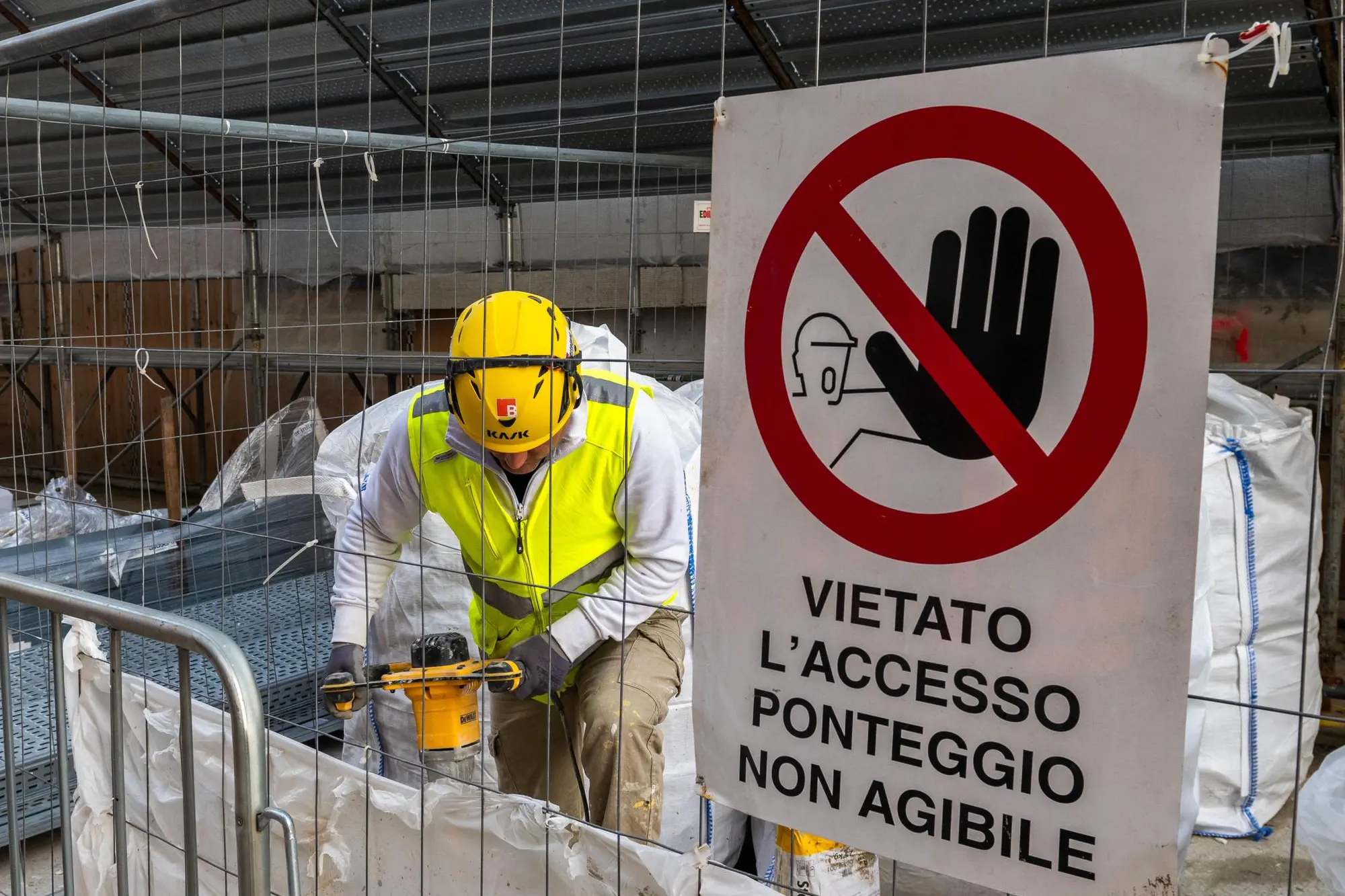 Un operaio in un cantiere