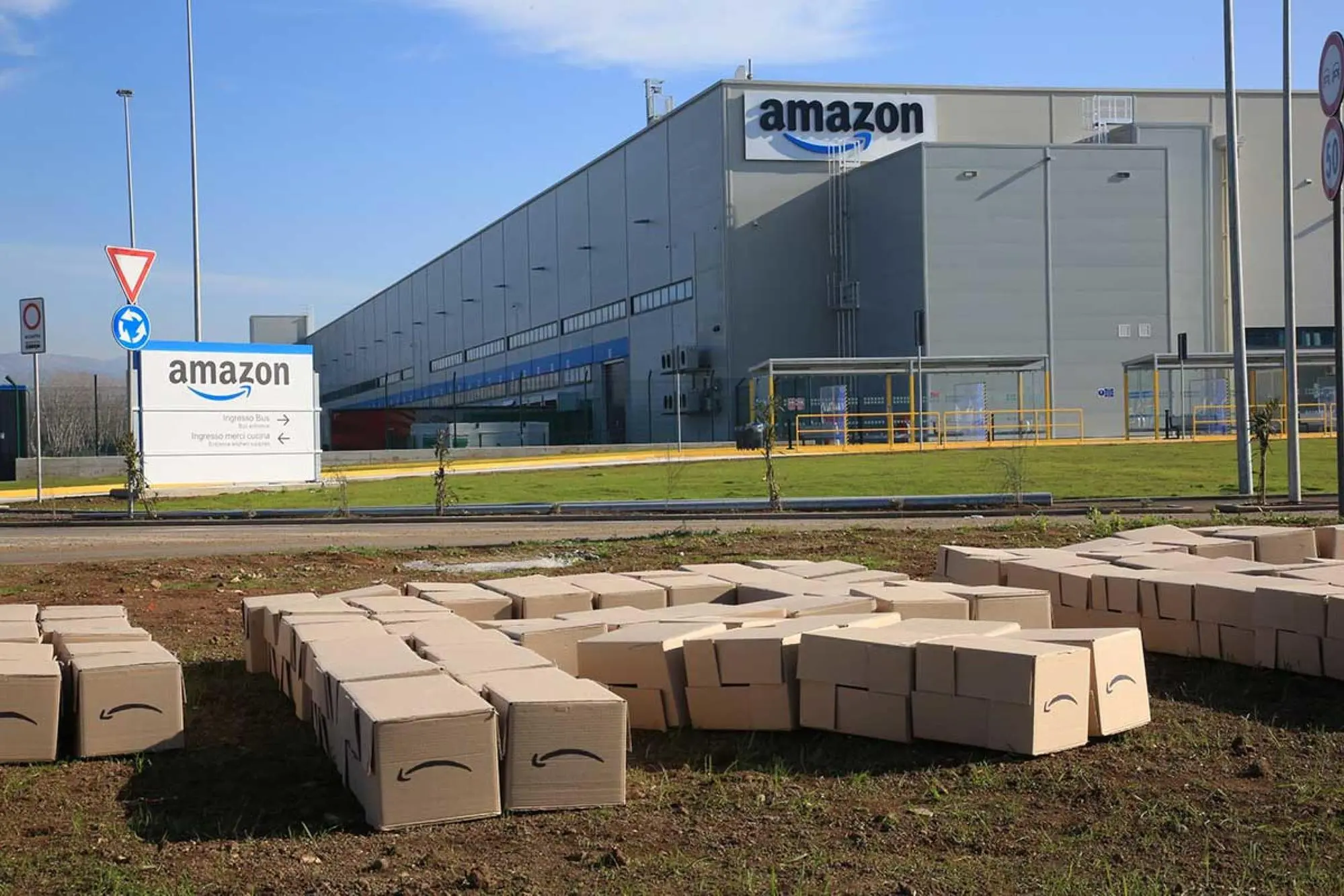 Centro di distribuzione Amazon a Colleferro, Roma (Ansa)
