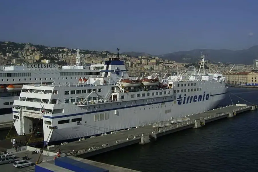Operazioni d'imbarco al porto di Cagliari