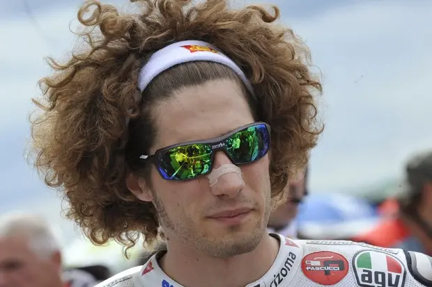 Il 20 gennaio 1987 nasceva a Cattolica Marco Simoncelli. Il pilota di MotoGp, morto il 23 ottobre 2011 in un tragico incidente in gara sul circuito di Sepang, avrebbe dunque compiuto oggi 35 anni. Nonostante la sua breve carriera, stroncata da un tragico destino, resta una delle stelle più luminose del motociclismo degli ultimi anni. Dall'esordio in 125, nel 2002, ha disputato 151 gare, conquistando 14 vittorie e 31 podi, e laureandosi campione del mondo in classe 250 nel 2008. Dal 2014 è nella Hall of Fame del motociclismo. (Unioneonline/l.f.)