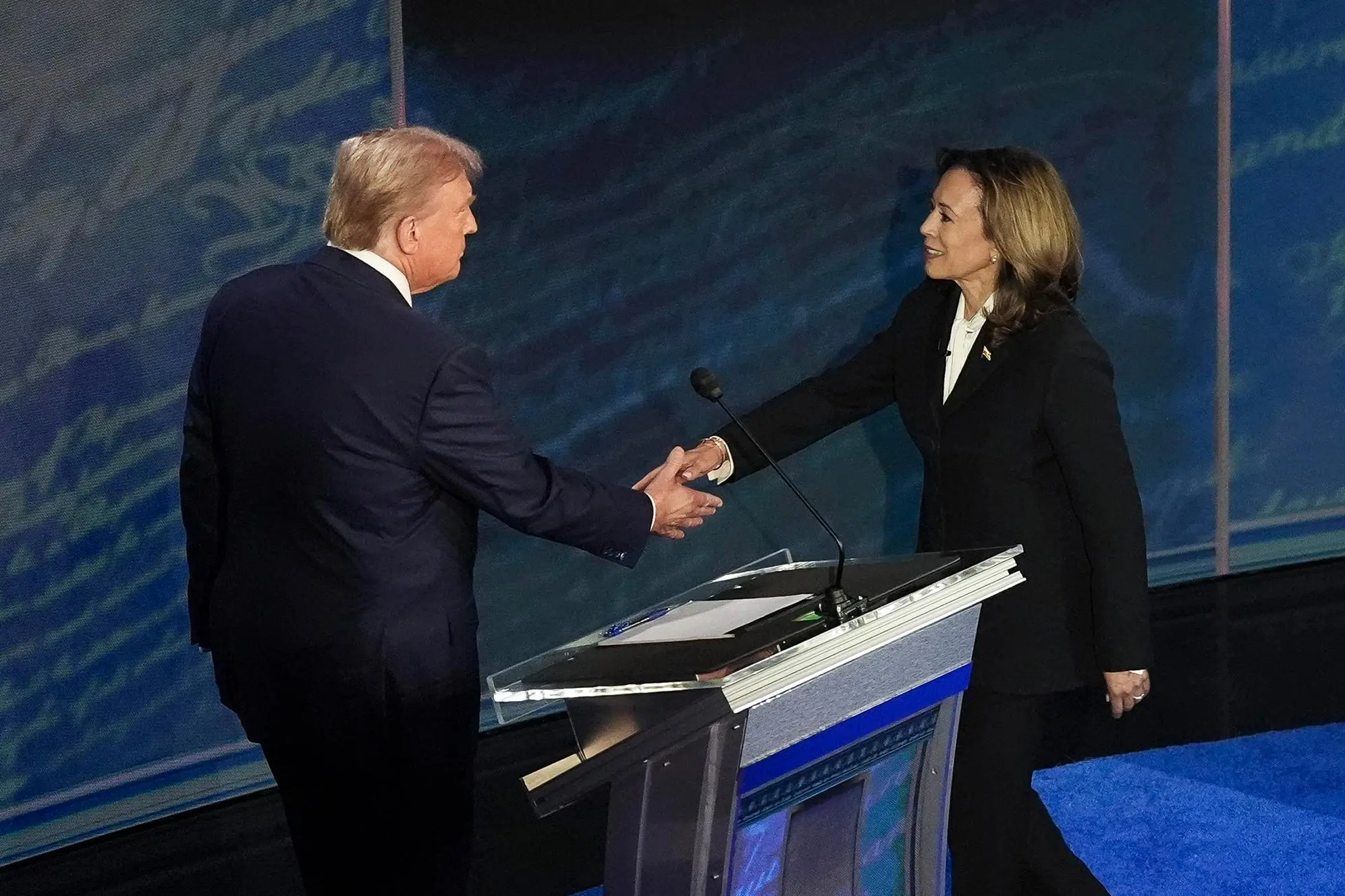 Trump-Harris, stretta di mano prima del duello (Ansa-Epa)