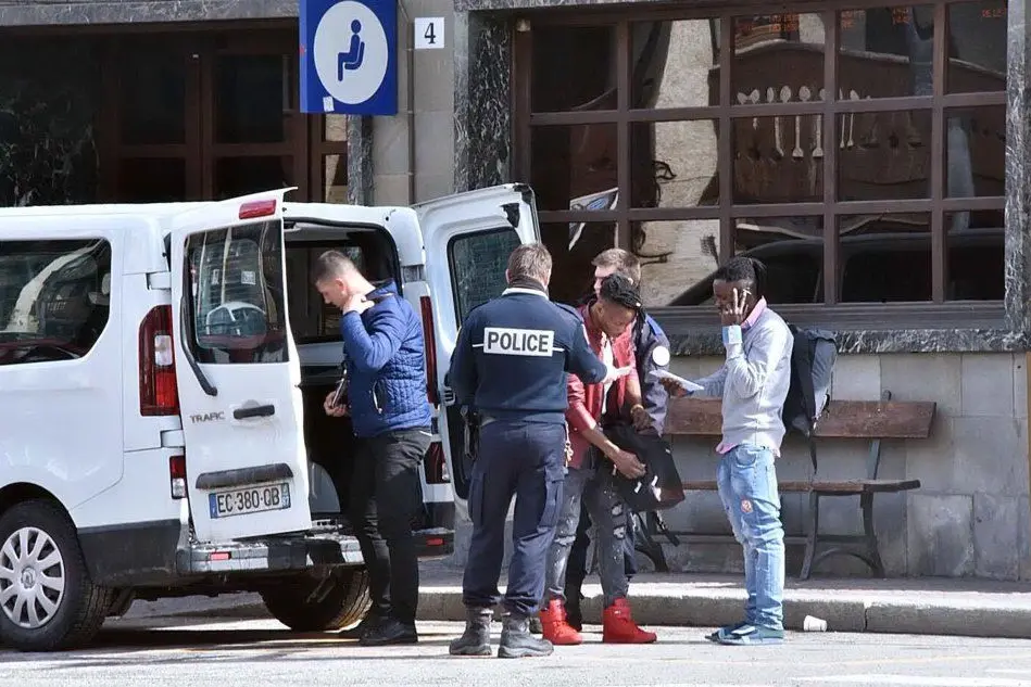 Polizia doganale francese a Bardonecchia (Ansa)