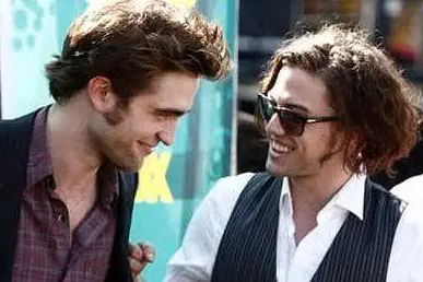 Jakson Rathbone (a destra) con Robert Pattinson, altra star di Twilight