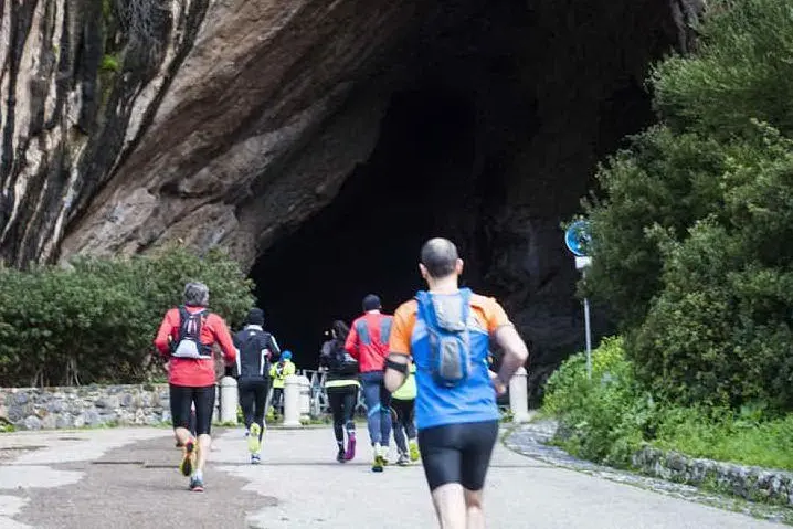 Passaggio degli atleti attraverso la grotta di San Giovanni a Domusnovas (edizione scorsa)