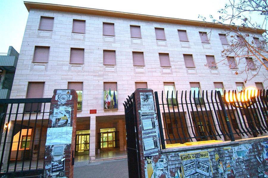 Il liceo scientifico Pacinotti (foto L'Unione Sarda)