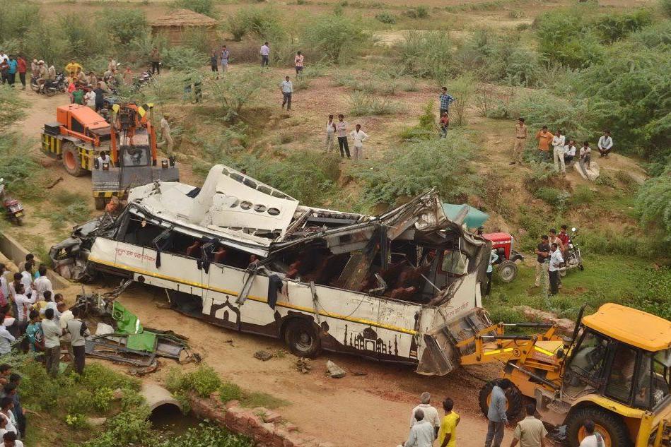 India, autobus in un fossato: almeno 29 morti