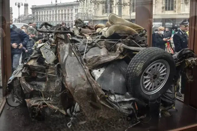 I resti dell'auto distrutta nell'attentato di Capaci