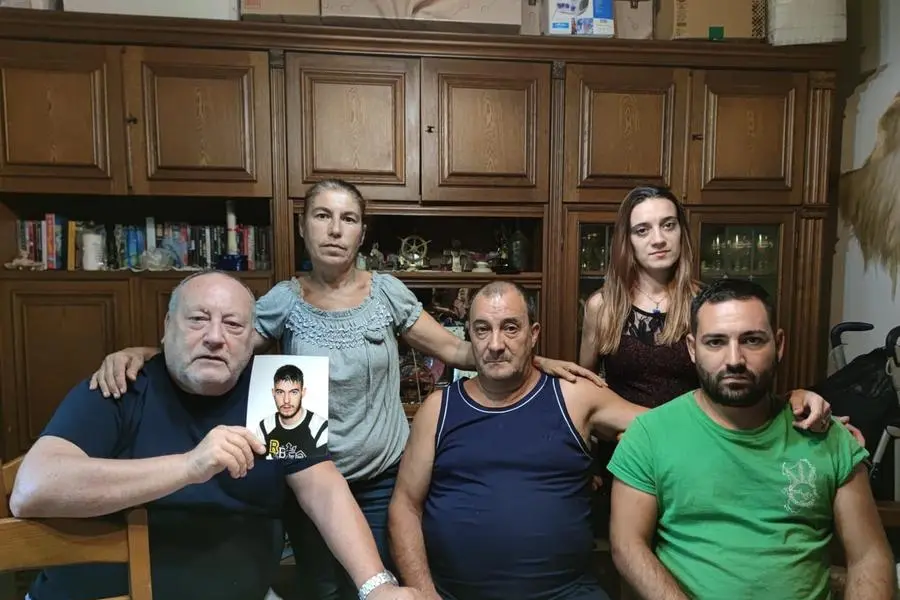 La famiglia di Cristian Farris insieme all'avvocato Piscitelli (foto concessa)