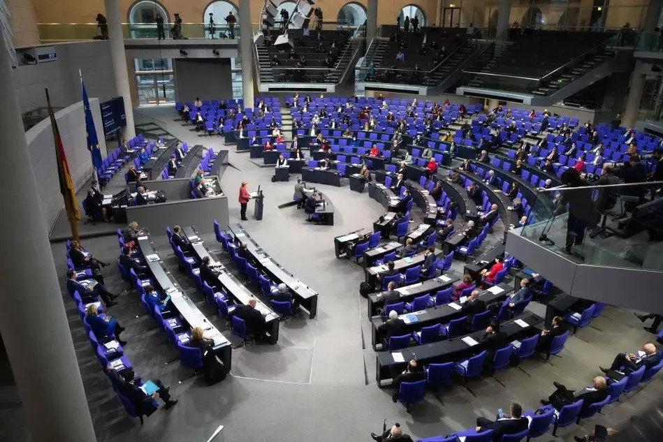 Una seduta del parlamento tedesco (foto Ansa/Epa)