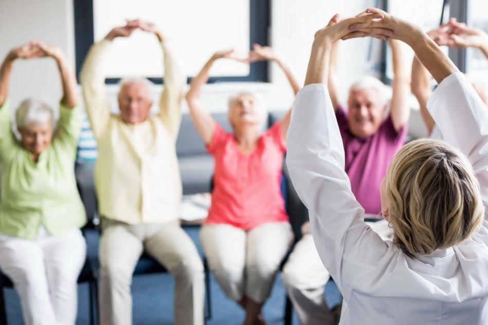 Anziani, come stimolare l'equilibrio contro il rischio cadute