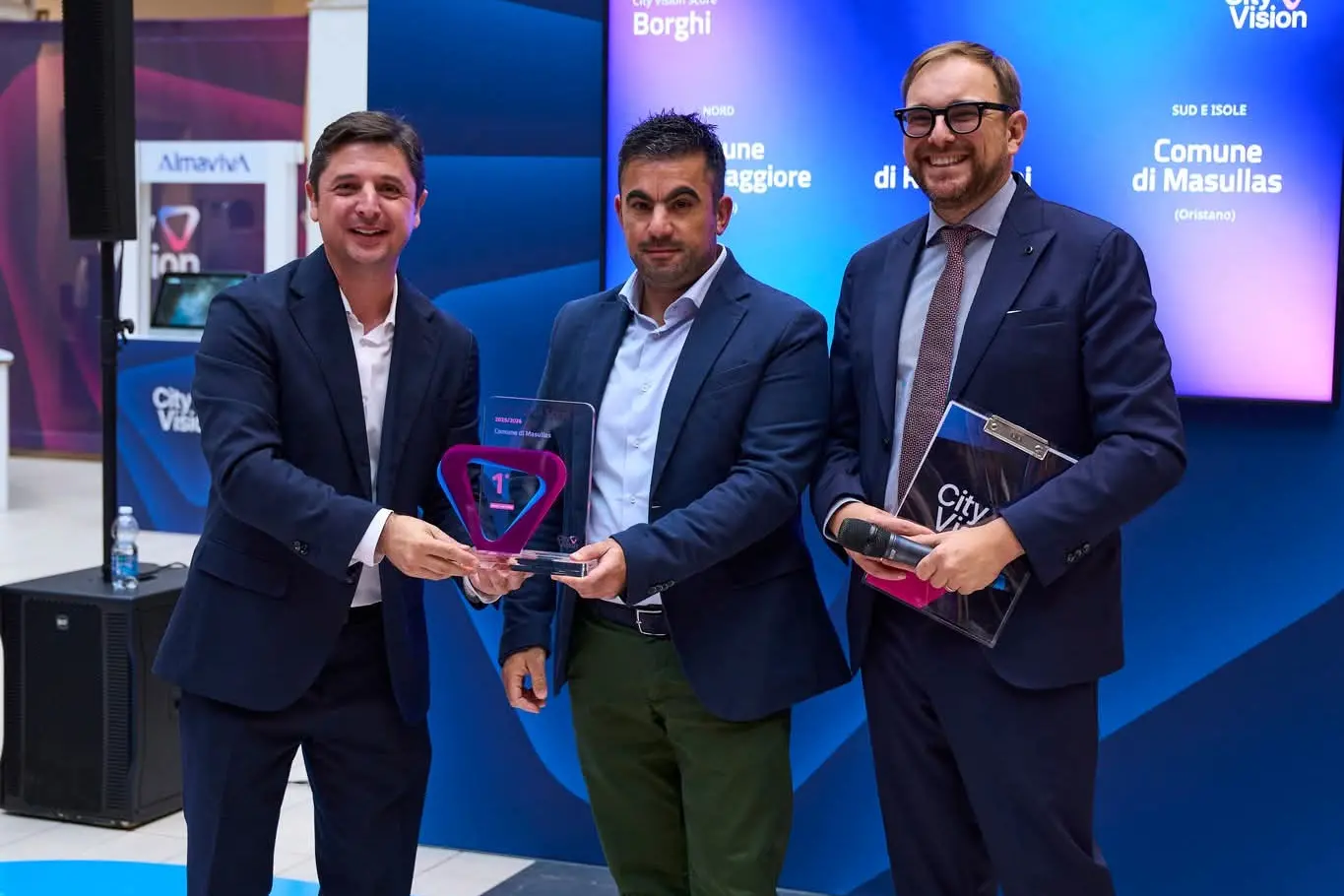 Un momento della premiazione a Padova con il sindaco di Masullas, Ennio Vacca (foto concessa)