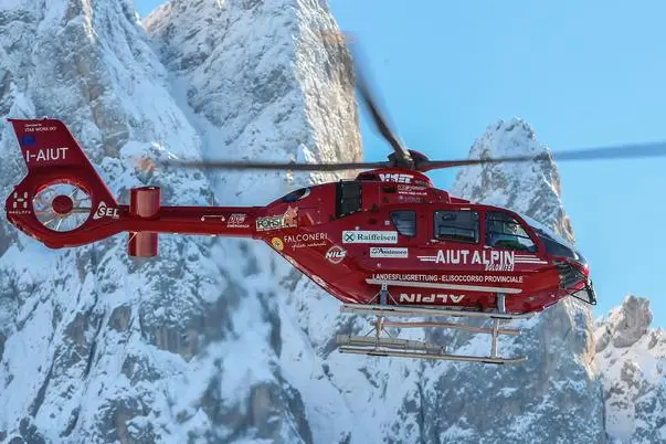 Un elicottero di Aiut Alpin Dolomites (Ansa)