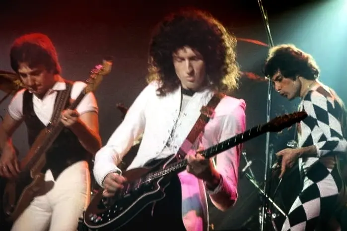 John Deacon, Brian May e Freddie Mercury in un'esibizione dei Queen