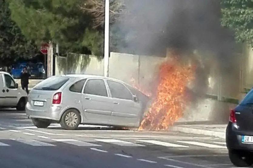 L'auto che ha preso fuoco in via Asquer