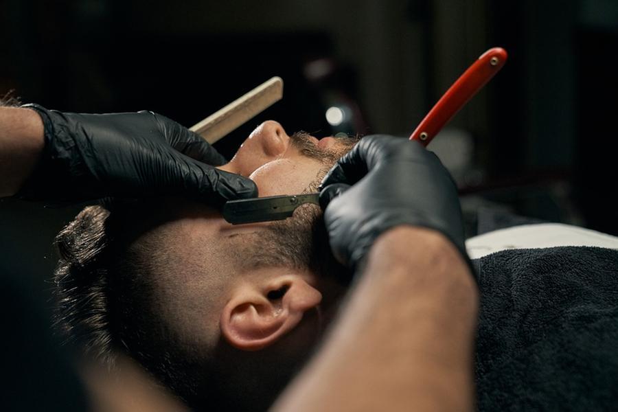 “Vietato tagliare la barba ai clienti”: l’ultimo diktat dei talebani ai parrucchieri