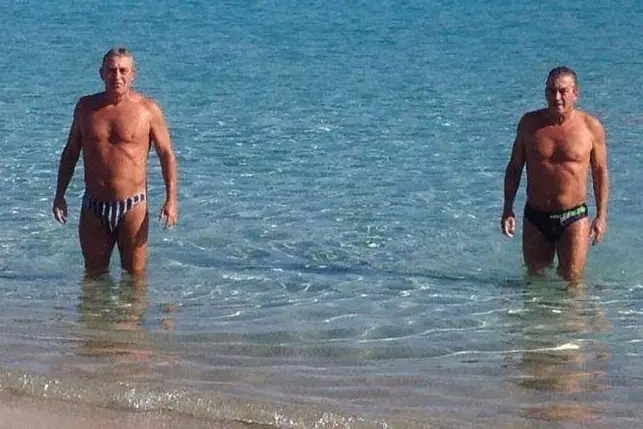 I gemelli Piga dopo un bagno a Palau (foto concessa da Mario Piga, a sinistra nello scatto)