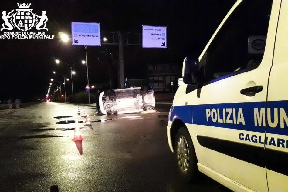 L'auto coinvolta nell'incidente (foto polizia municipale di Cagliari)