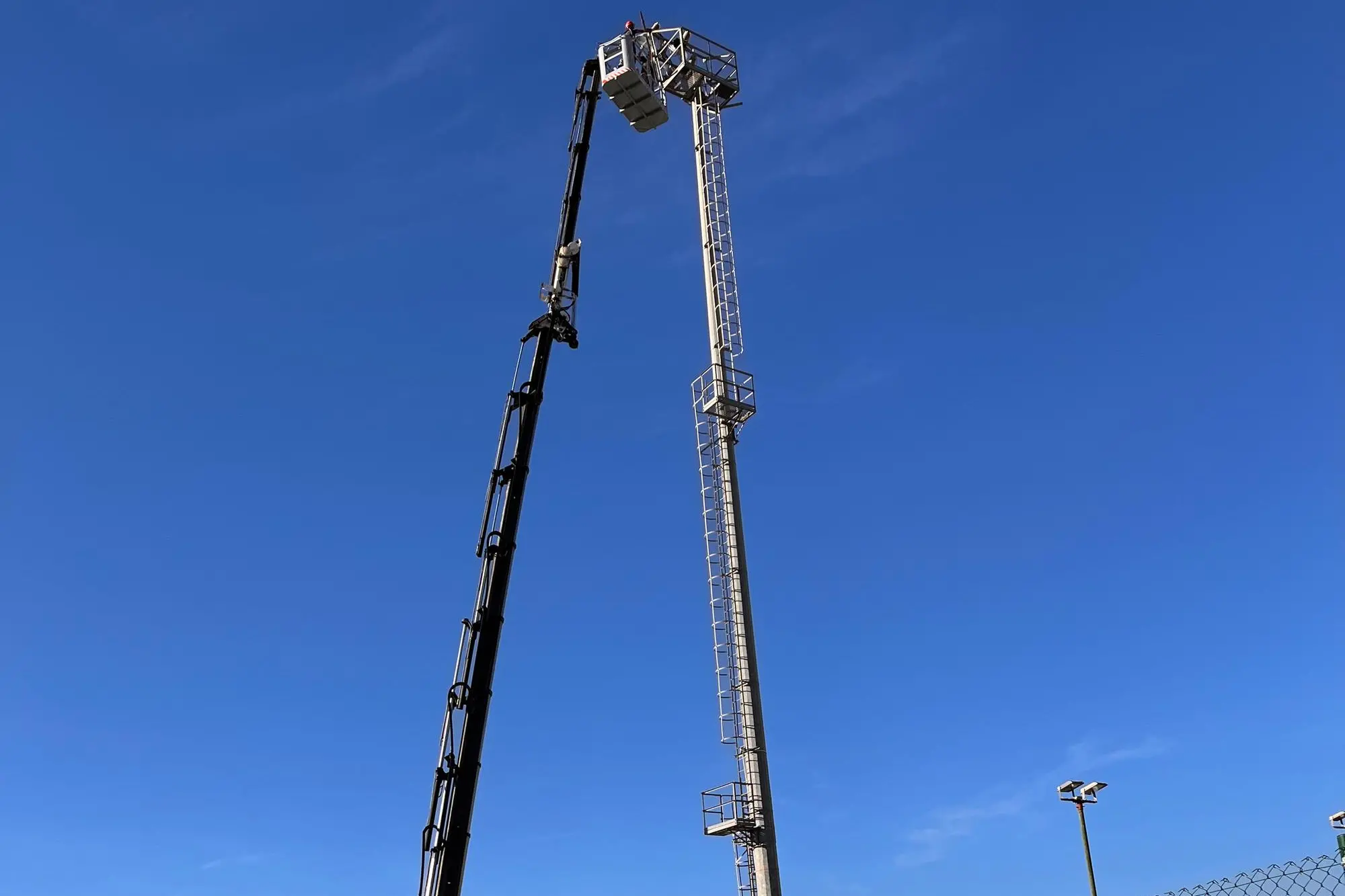 La gru che rimuove la torre faro allo stadio Frogheri di Nuoro (foto Ledda)