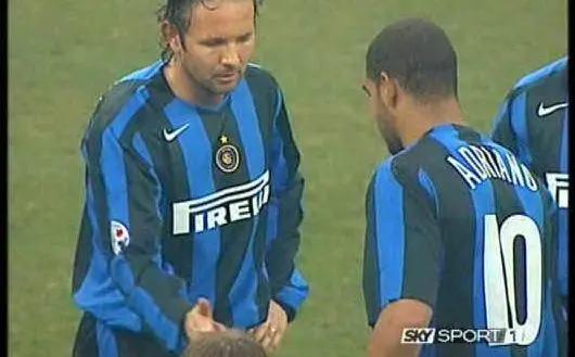 Inter-Roma 2005: scommessa in campo, con tanto di pari e dispari, tra Mihajlovic e Adriano per calciare una punizione. Il serbo vince, tira e segna