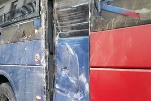Autobus dell'Arst carico di studenti urta un'abitazione ad Ardauli