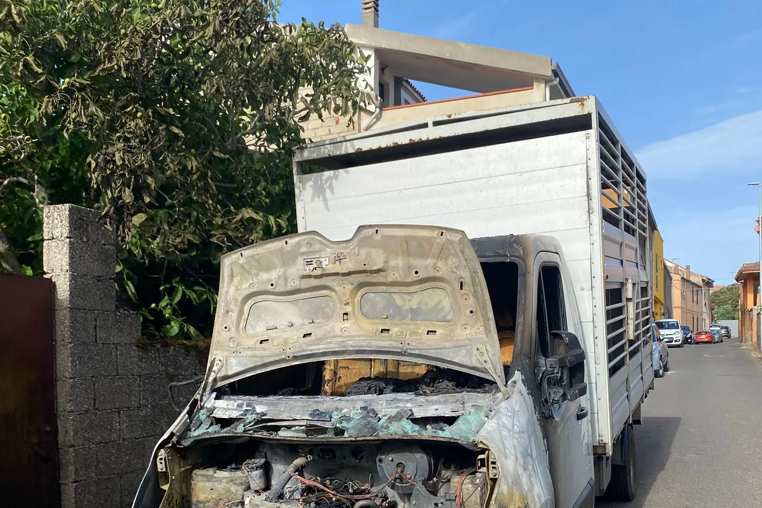 Il camioncino incendiato (foto Oggianu)