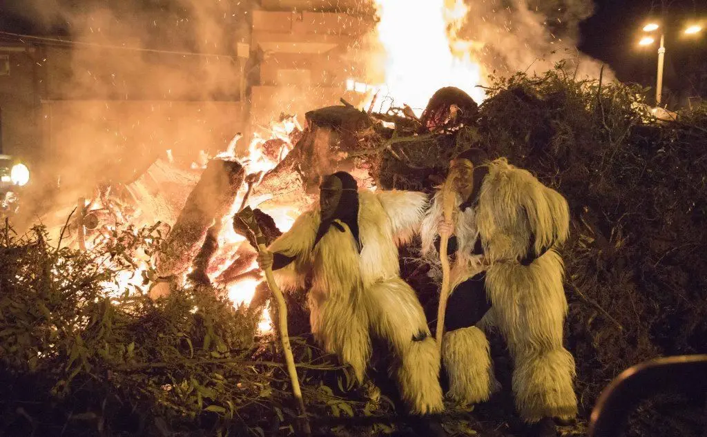 Boes e Merdules danzano attorno al fuoco (foto Pintus)