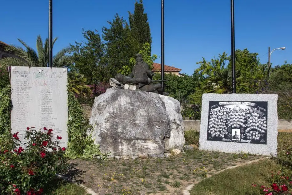 Il monumento del parco Scarzella ai caduti di tutte le guerre (foto Simone Farris)