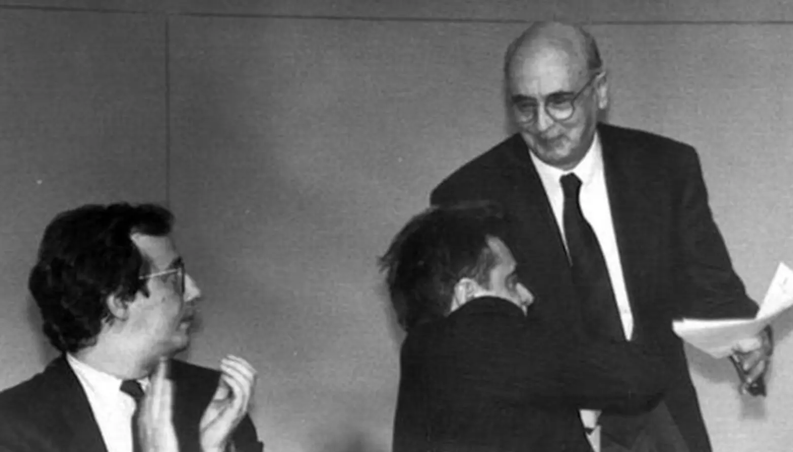 Achille Occhetto si congratula con Giorgio Napolitano dopo il suo intervento al congresso del Pci a Rimini il 2 giugno 1991 (Ansa)