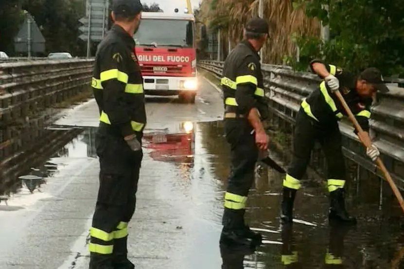 I vigili del fuoco al lavoro sul viadotto del Rimedio (Elia Sanna)
