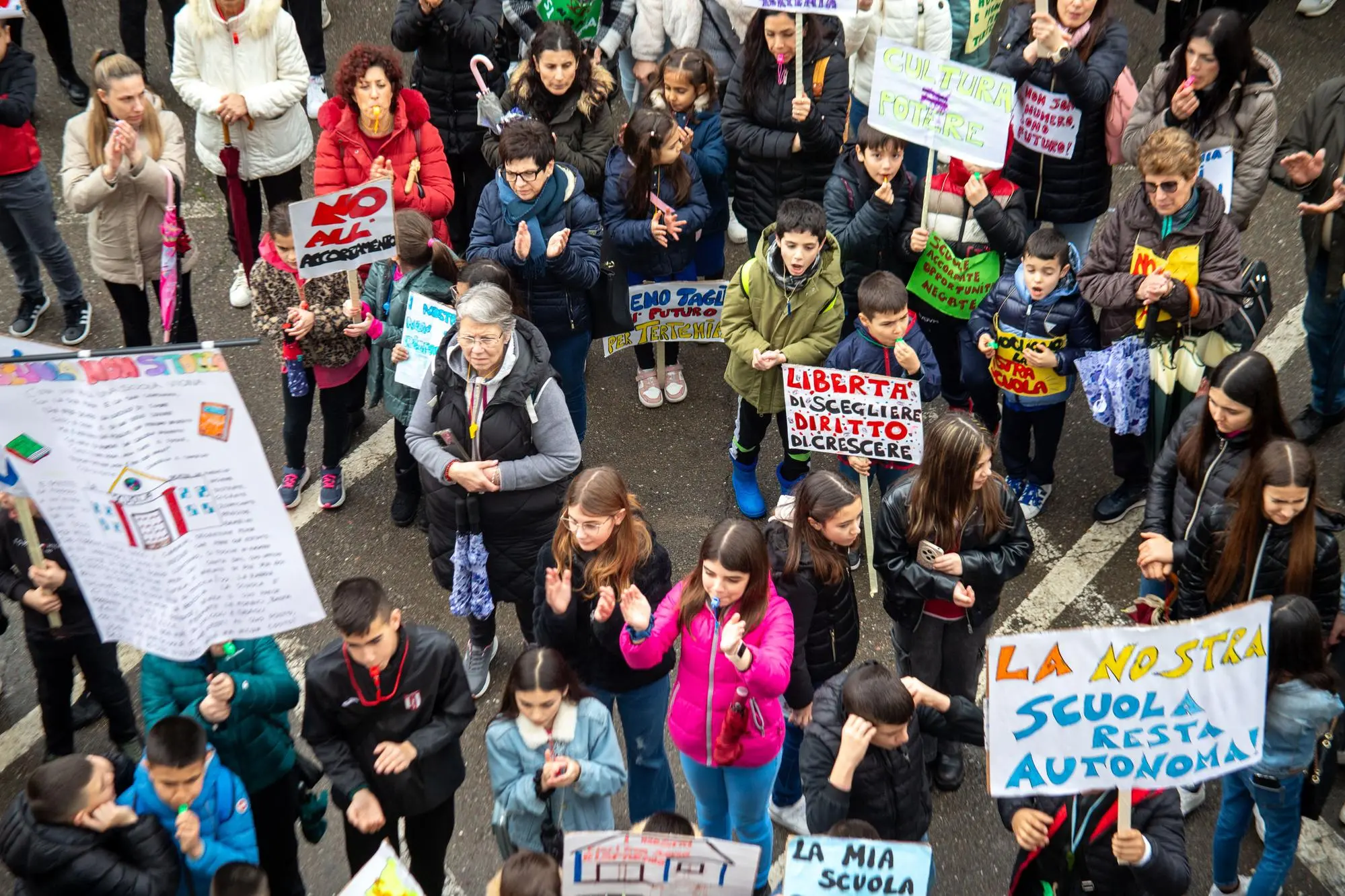 Un momento della grande manifestazione di piazza che si è tenuta di recente a Tertenia in difesa dell'autonomia scolastica (foto Ettore Loi)
