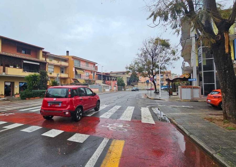 Buche e pozze d’acqua, slalom sulla pista ciclabile