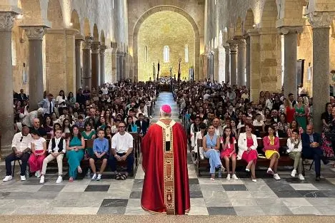 L'arcivescovo Saba davanti ai cresimandi (foto concessa)