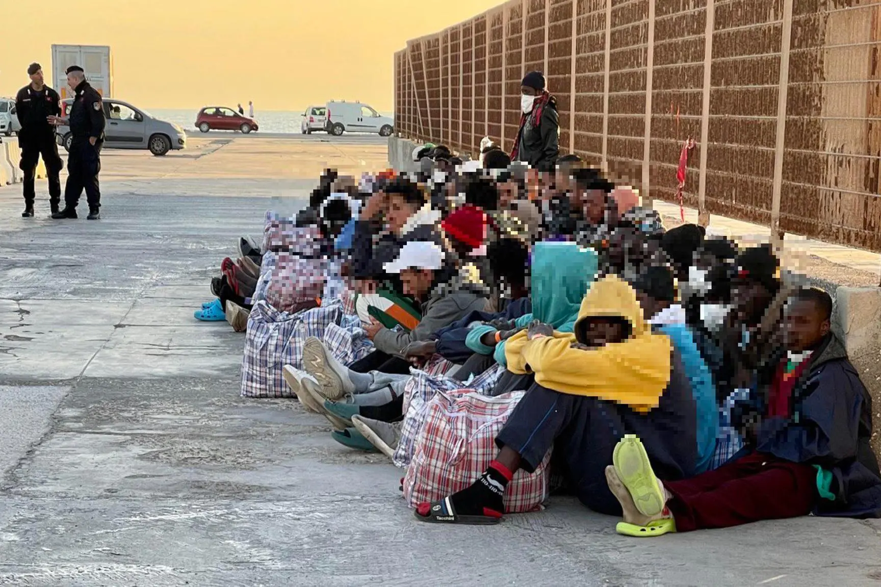 Migranti a Lampedusa (Ansa)