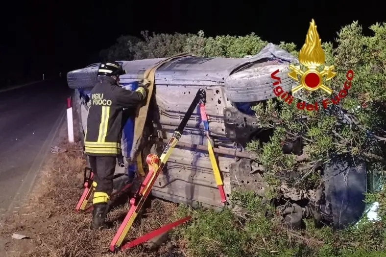 L'auto ribaltata a Cuglieri (foto vigili del fuoco)
