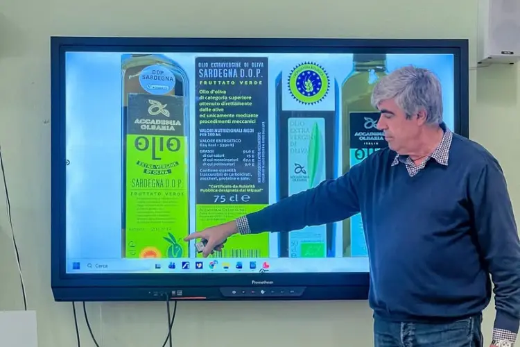 Una lezione di Olio in cattedra a Sennori (foto concessa)