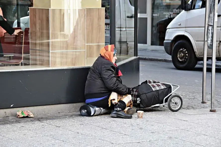 Una senzatetto (foto Pixabay)