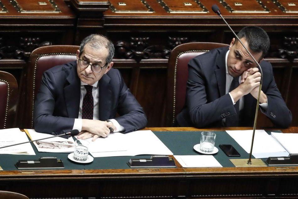 Tria: &quot;Via gli 80 euro di Renzi, sul dl Famiglia mancano le coperture&quot; VIDEO