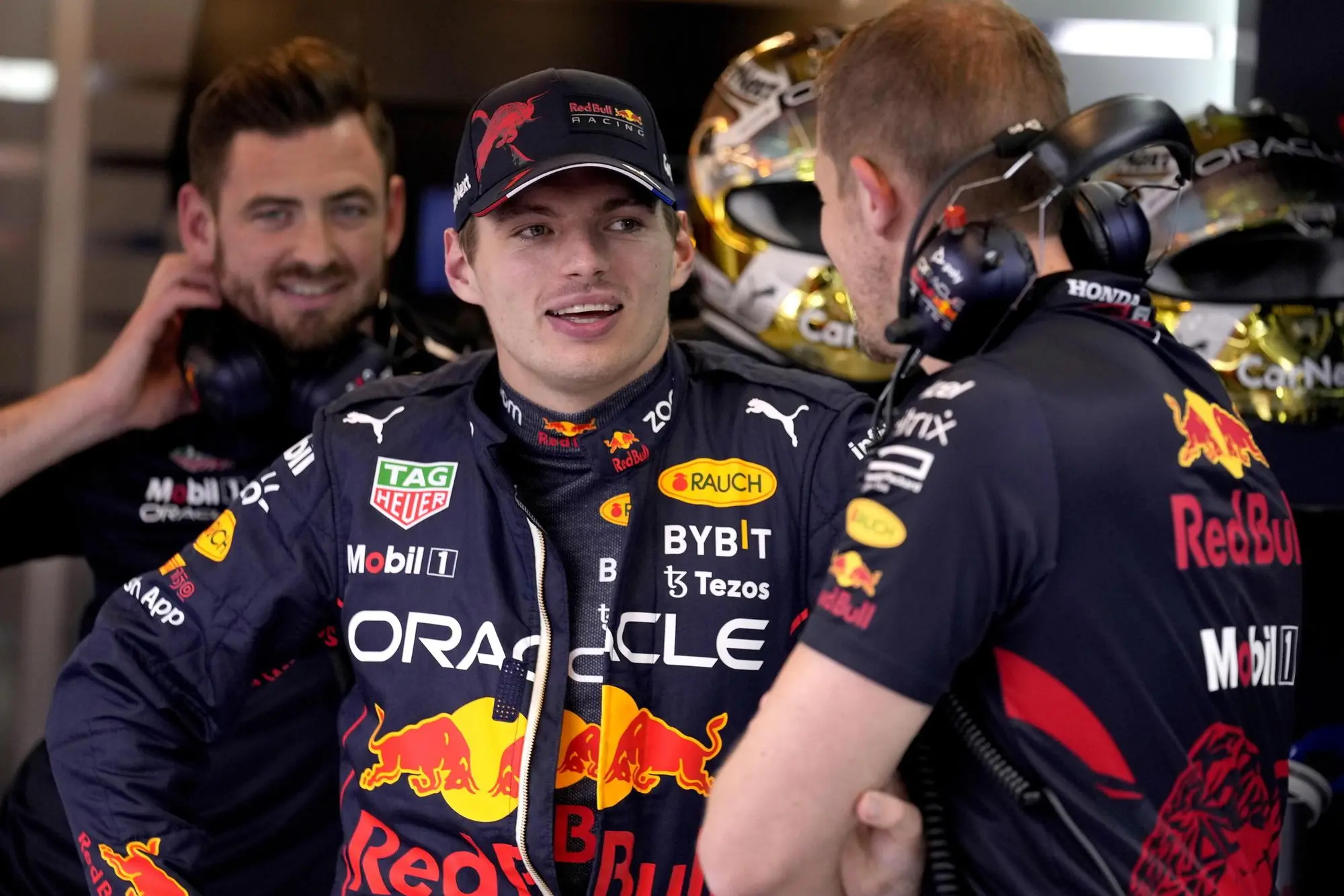 epa10314663 Dutch Formula One driver Max Verstappen of Red Bull Racing in the team's garage during the qualifying session of the Abu Dhabi Formula One Grand Prix 2022 at Yas Marina Circuit in Abu Dhabi, United Arab Emirates, 19 November 2022. EPA/Kamran Jebreili / POOL