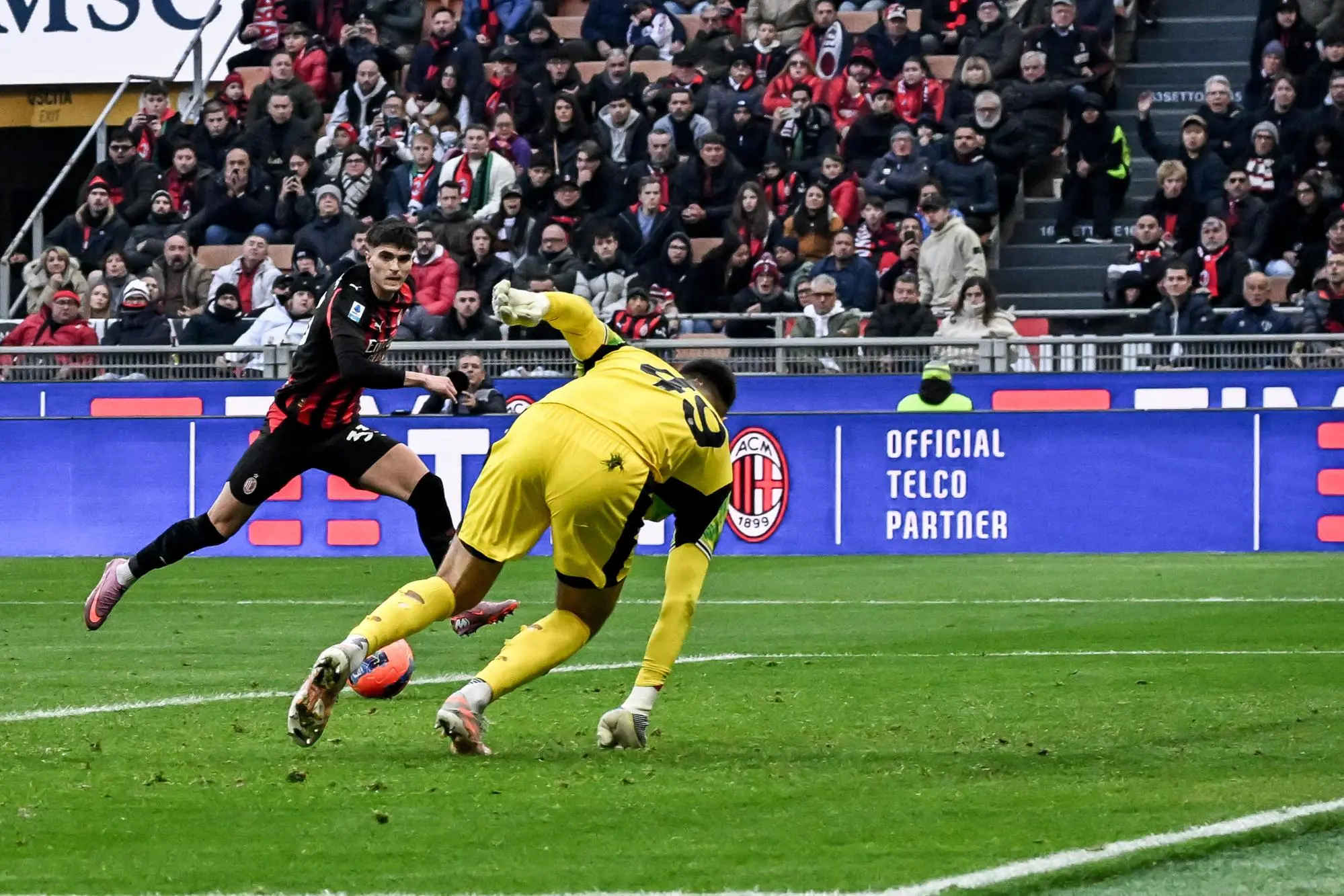 AC Milan Davide Bartesaghi (L) scores a goal during the Italian Serie A soccer match between AC Milan and US Sassuolo at Giuseppe Meazza stadium in Milan, Italy, 06 December 2025. ANSA / MATTEO BAZZI