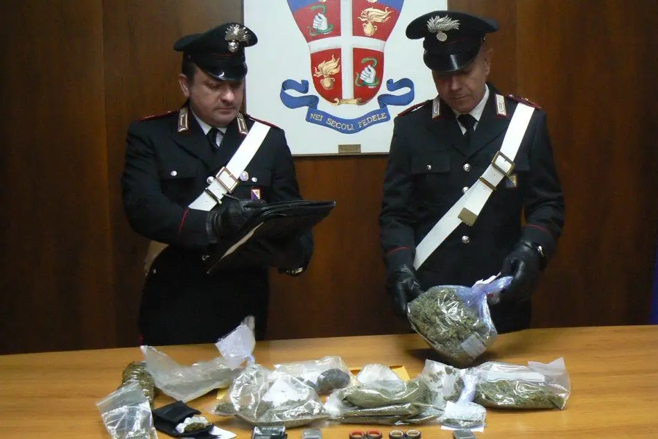 La droga posta sotto sequestro (foto carabinieri di Sassari)