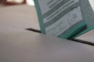 Una scheda elettorale in un'urna