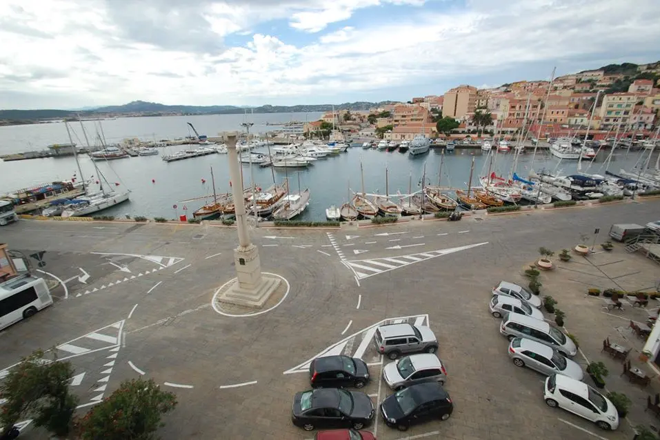 La Maddalena, porticciolo di Cala Gavetta e Colonna Garibaldi