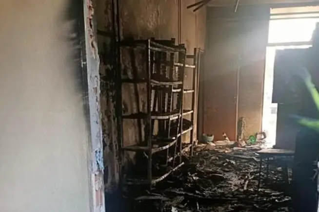 Una delle stanze date alle fiamme nel Centro di quartiere StraKrash (foto Ansa)