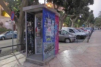 Una vecchia cabina telefonica a Cagliari