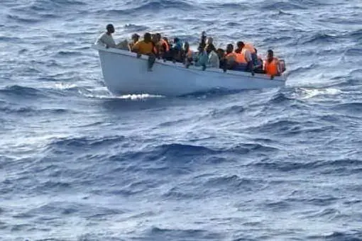 Una barca con un gruppo di migranti (immagine simbolo)