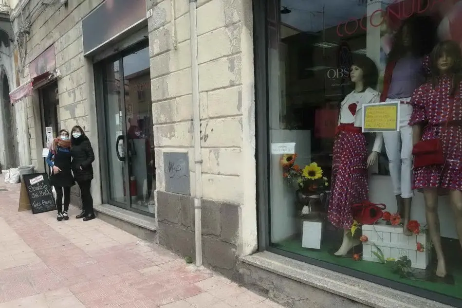 Commercianti davanti ai loro negozi (Foto Oggianu)